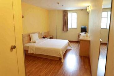 هتل 7 Days Inn Chengde Mountain Resort