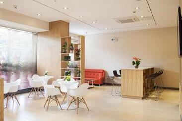 هتل 7 Days Inn Chengde Mountain Resort