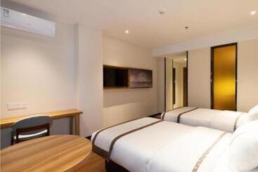 هتل Jtour Inn Yulin High Speed Railway Station Rt Mart