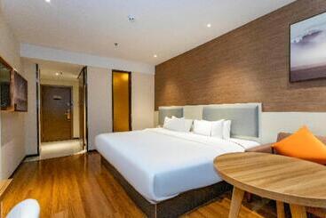 هتل Jtour Inn Yulin High Speed Railway Station Rt Mart