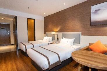 هتل Jtour Inn Yulin High Speed Railway Station Rt Mart