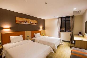 هتل 7 Days Inn Yingshang Lanxing Building Materials Market