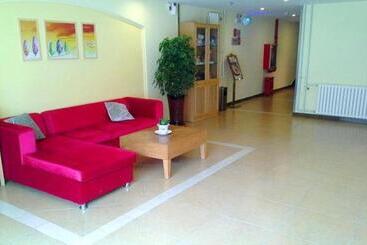 هتل Home Inn Qingdao Chongqing Zhong Road Licang Walking Street