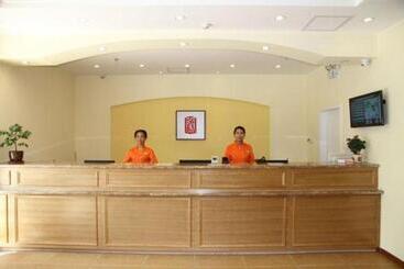 هتل Home Inn Qingdao Chongqing Zhong Road Licang Walking Street