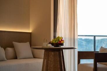 هتل Zhoushan Poly Senbo Nature Park & Resort