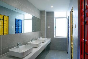 The Cloudland International Youth Hostel Close To The City Center,15 Min Walks To The Subway, Close
