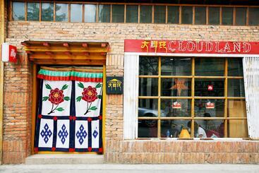 The Cloudland International Youth Hostel Close To The City Center,15 Min Walks To The Subway, Close