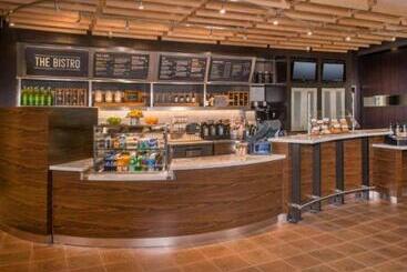 هتل Courtyard By Marriott Hershey Chocolate Avenue