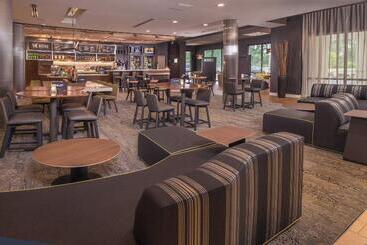 هتل Courtyard By Marriott Hershey Chocolate Avenue