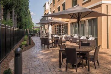 هتل Courtyard By Marriott Hershey Chocolate Avenue
