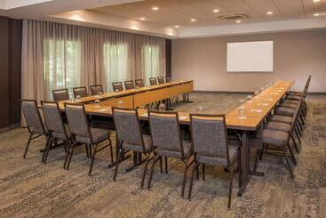 هتل Courtyard By Marriott Hershey Chocolate Avenue