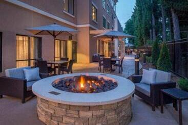 هتل Courtyard By Marriott Hershey Chocolate Avenue