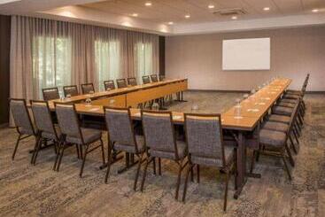 هتل Courtyard By Marriott Hershey Chocolate Avenue