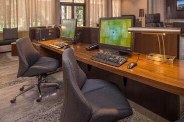 هتل Courtyard By Marriott Hershey Chocolate Avenue