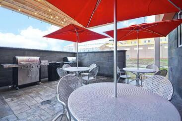 هتل Home2 Suites By Hilton Rapid City