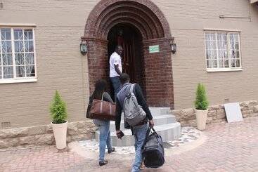 پانسیون Miraton Guest Lodge