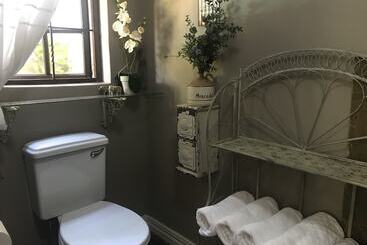 Waterhouse Guest Lodge In Waterkloof