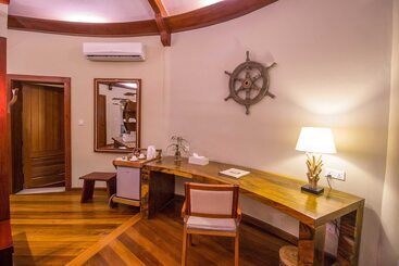 هتل Pristine Mermaid Resort