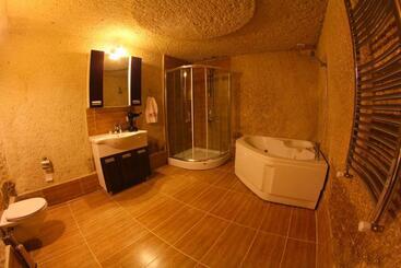 هتل Falcon Cave Suites