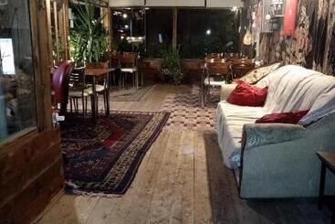 هتل Falcon Cave Suites