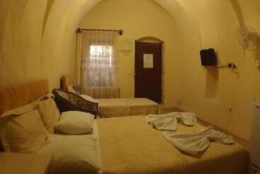 هتل Falcon Cave Suites