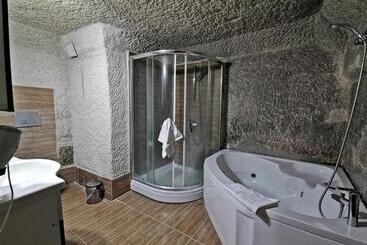 هتل Falcon Cave Suites