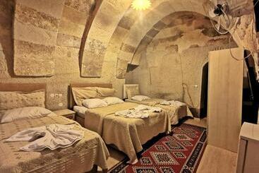هتل Falcon Cave Suites