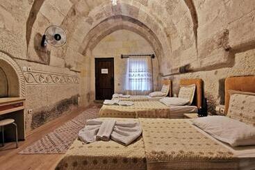هتل Falcon Cave Suites