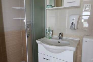 酒店 Mobile Homes Camp Galeb