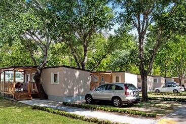هتل Mobile Homes Camp Galeb