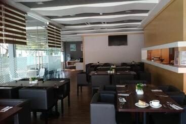 Otel Lumut Suites