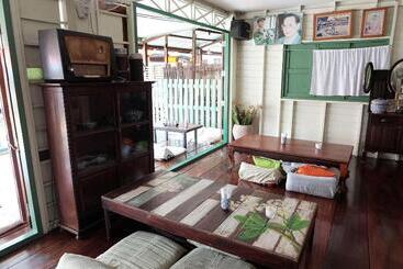 پانسیون Baanrak Amphawa Homestay