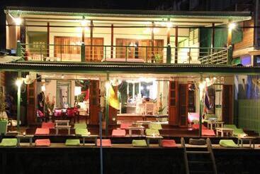 پانسیون Baanrak Amphawa Homestay