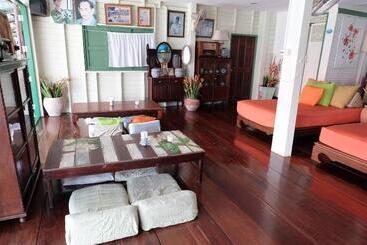 پانسیون Baanrak Amphawa Homestay