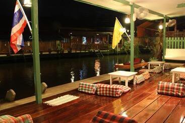 پانسیون Baanrak Amphawa Homestay