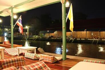 پانسیون Baanrak Amphawa Homestay