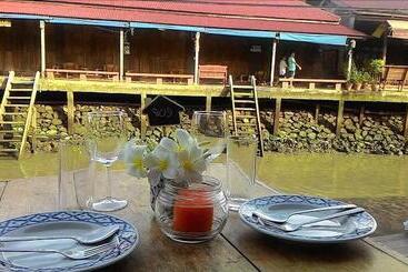 پانسیون Baanrak Amphawa Homestay