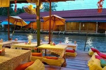 پانسیون Baanrak Amphawa Homestay