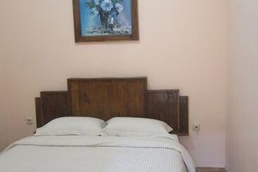 پانسیون Larasati Guest House