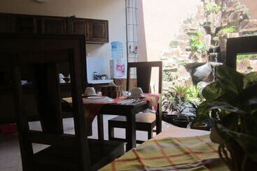 پانسیون Larasati Guest House