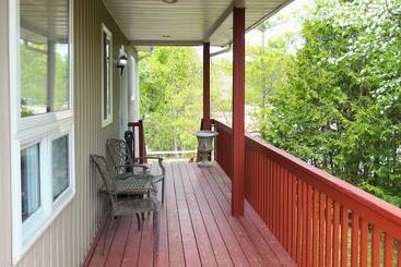 Mountain Views, Steps To Bm Village, Hot Tub, Bbq