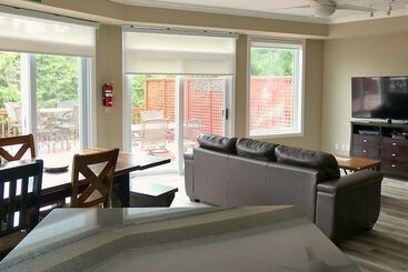 Mountain Views, Steps To Bm Village, Hot Tub, Bbq