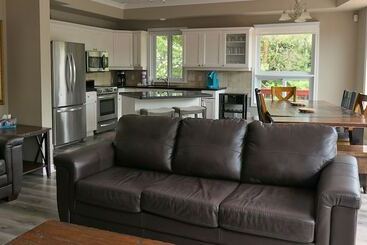 Mountain Views, Steps To Bm Village, Hot Tub, Bbq
