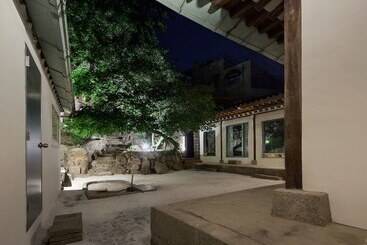 Hanok Residence Hotel Side