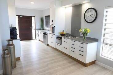 تختخواب و صبحانه Lavender Moon Guest House