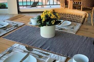 تختخواب و صبحانه Lavender Moon Guest House