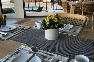 تختخواب و صبحانه Lavender Moon Guest House