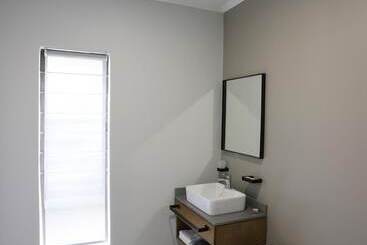 تختخواب و صبحانه Lavender Moon Guest House