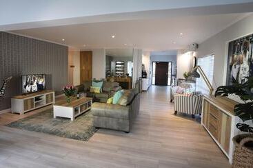 تختخواب و صبحانه Lavender Moon Guest House