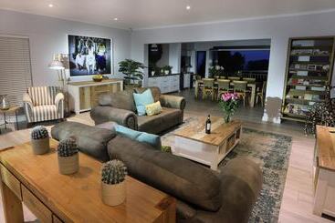 تختخواب و صبحانه Lavender Moon Guest House